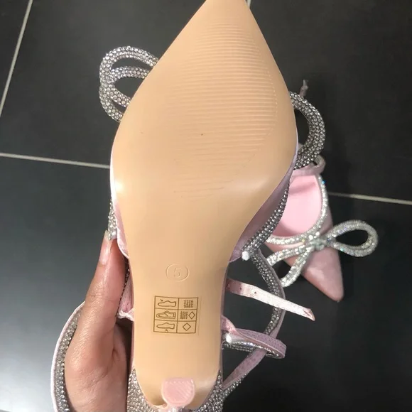 Bow heels - Picture 5 of 9